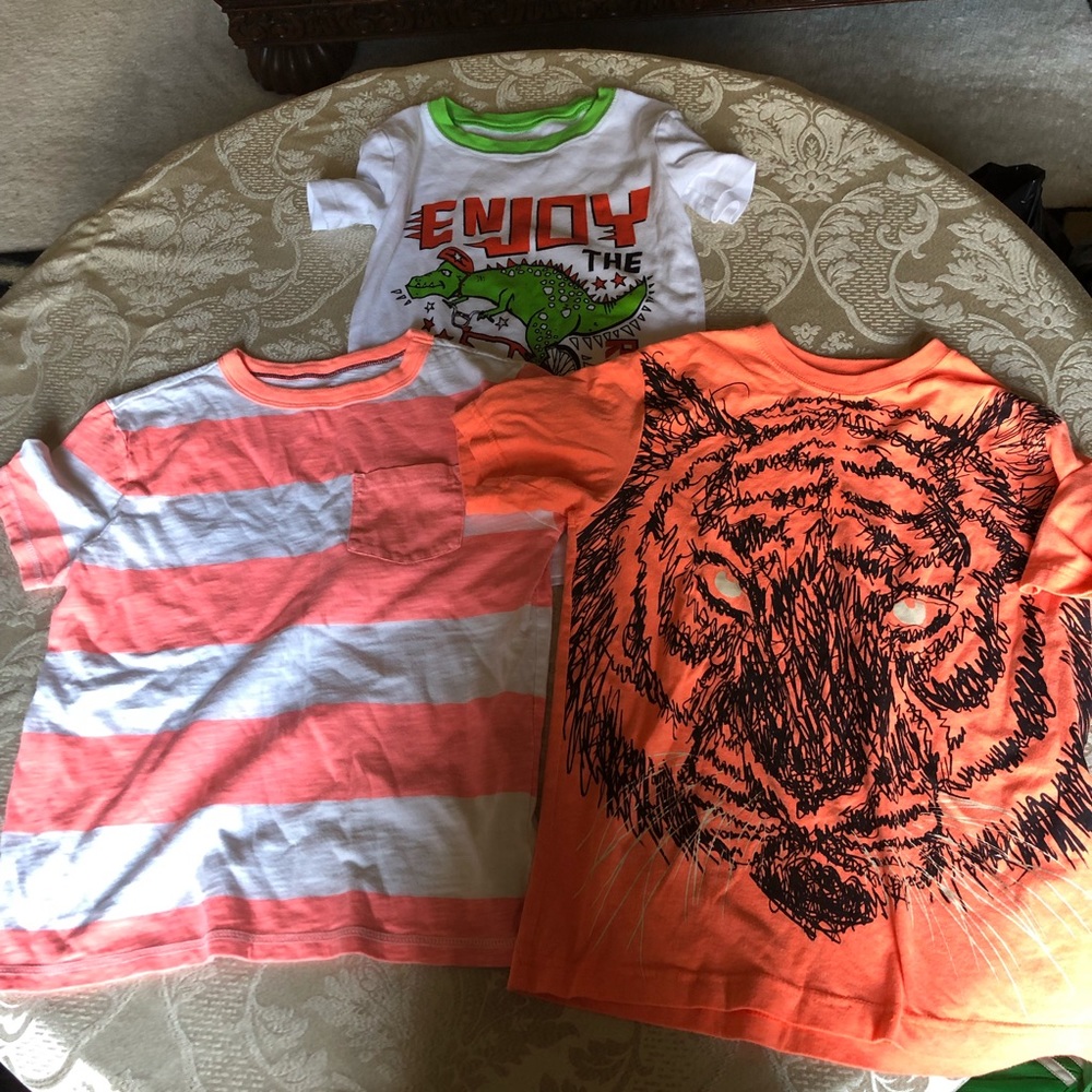Place Log of three boys short sleeve T-shirts